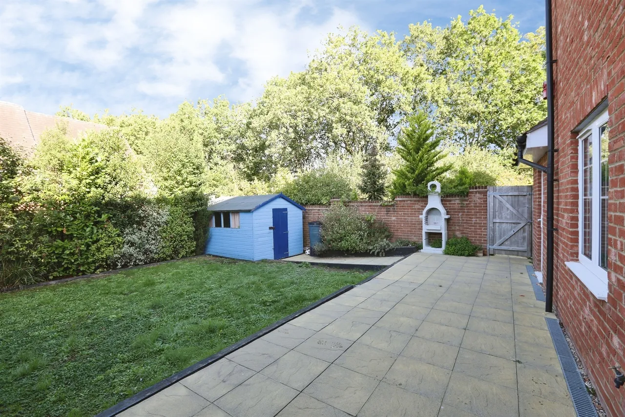Newick Way, East Grinstead, RH19, photo 4