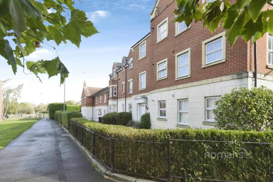 2 bed flat to rent, Pioneer Road, Swindon, SN25