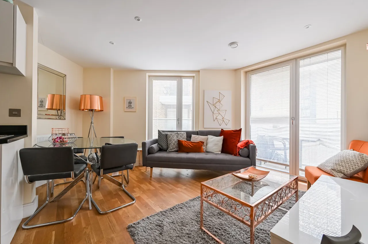 2 bed flat to rent, London, E14