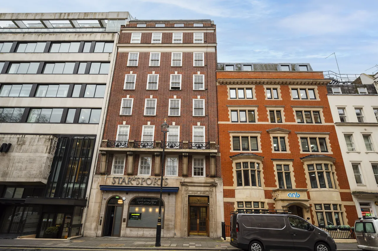 2 bed flat to rent, London, W1J