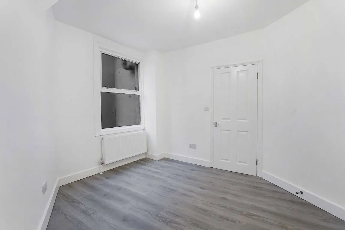 Clapham High Street, SW4, photo 4