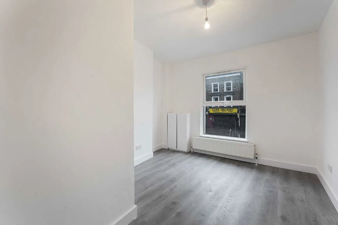 Clapham High Street, SW4, photo 2