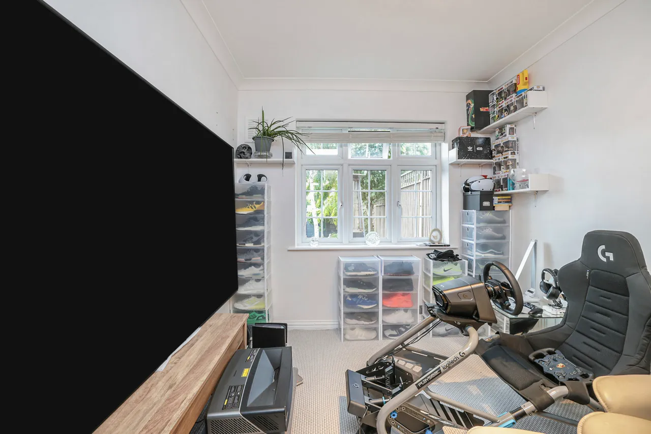 St. Giles Avenue, Ickenham Fees Apply, UB10, photo 9