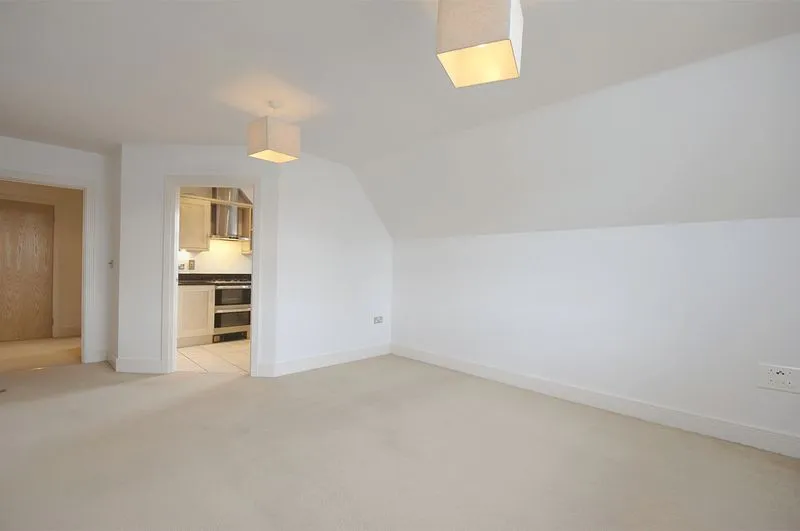 Ashley Place, Walton-On-Thames KT12 1JF, photo 3