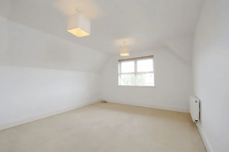 Ashley Place, Walton-On-Thames KT12 1JF, photo 4
