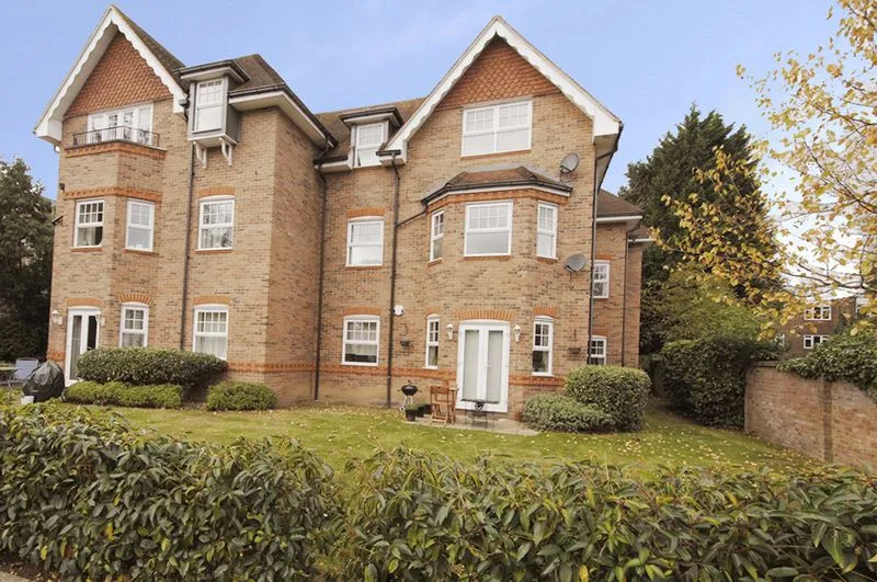 2 bed flat to rent — Ashley Place, Walton-On-Thames KT12 1JF