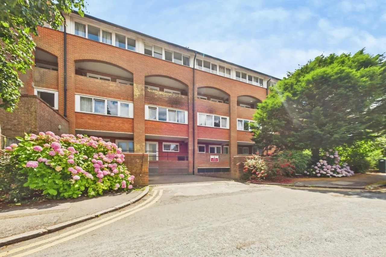 3 bed flat for sale — Grimston Gardens, Folkestone