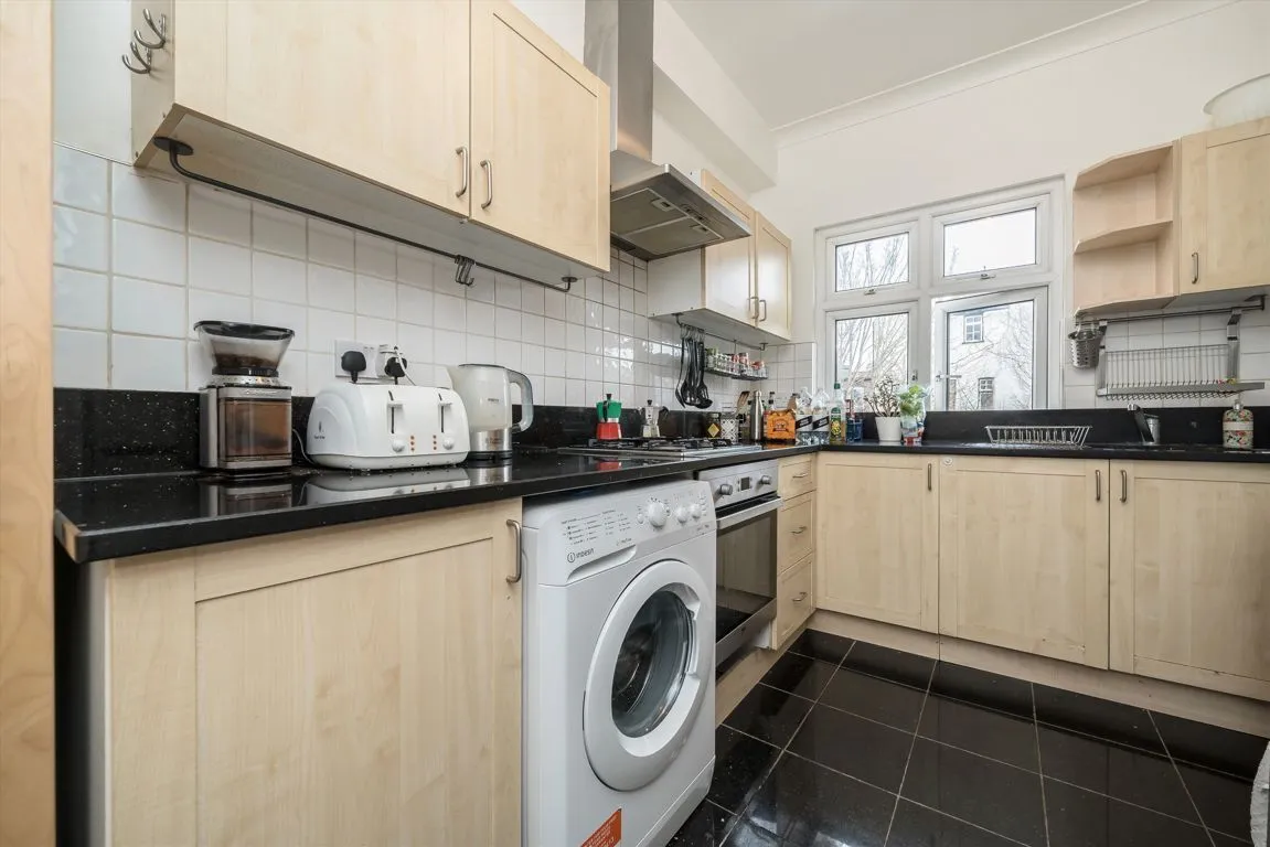 Highlands Avenue, W3, photo 3