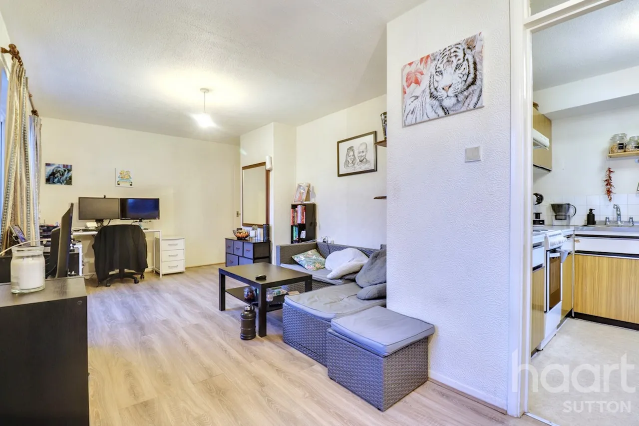 Robin Hood Lane, SM1, photo 2