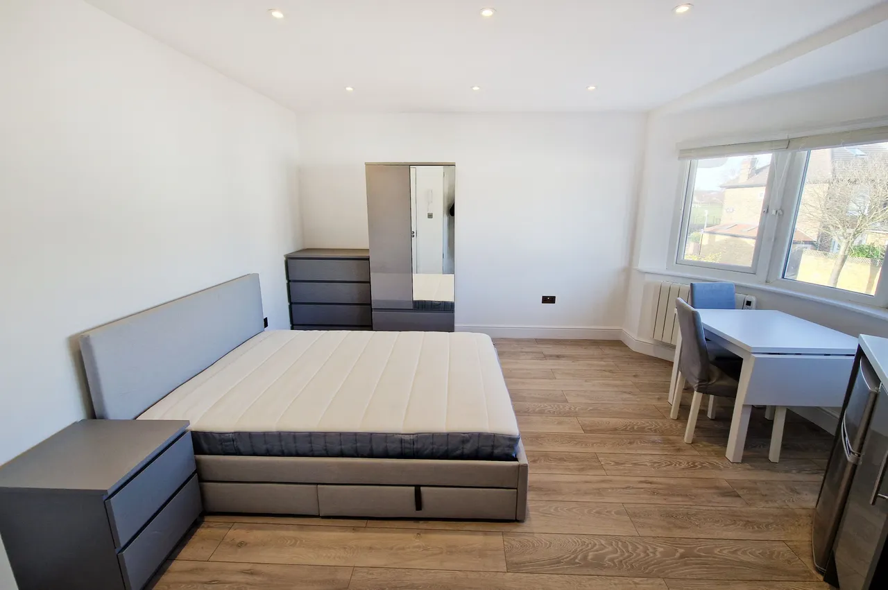 flat to rent — Flat 4, 42 Cecil Road, London