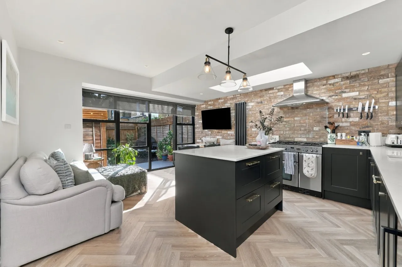 2 bed flat for sale, Penwith Road, Earlsfield, SW18