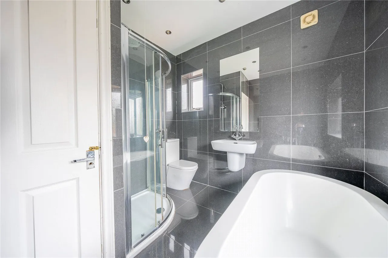 Scott Hall Road, Leeds, LS17, photo 8