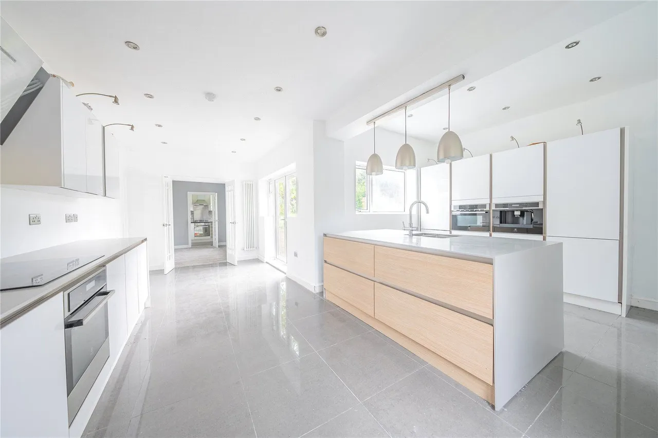 Scott Hall Road, Leeds, LS17, photo 3