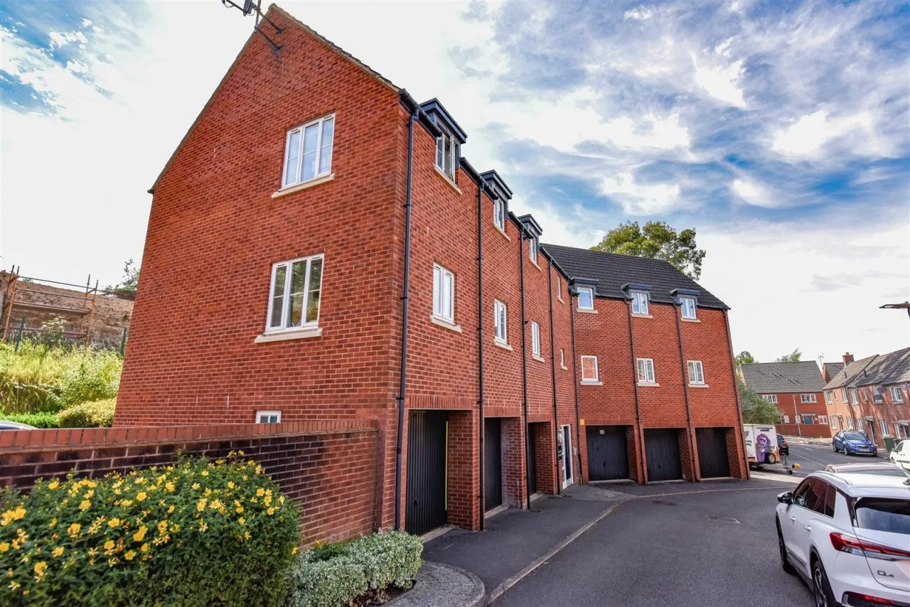 2 bed flat for sale, Phelps Mill Close, Dursley, GL11