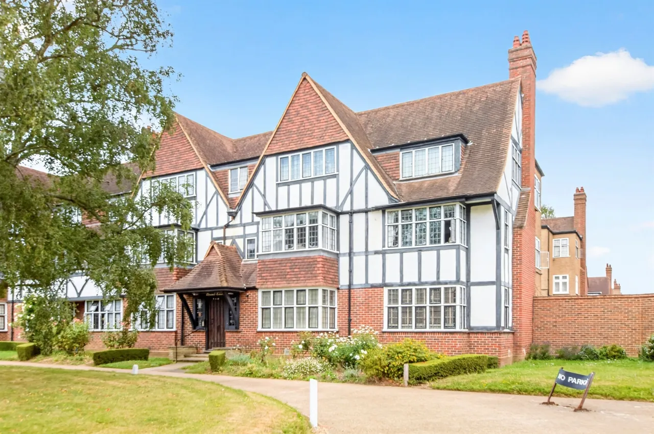 3 bed flat for sale — Queens Drive, London