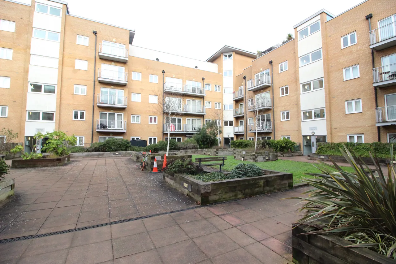 2 bed property to rent, Whitestone Way, Croydon, CR0