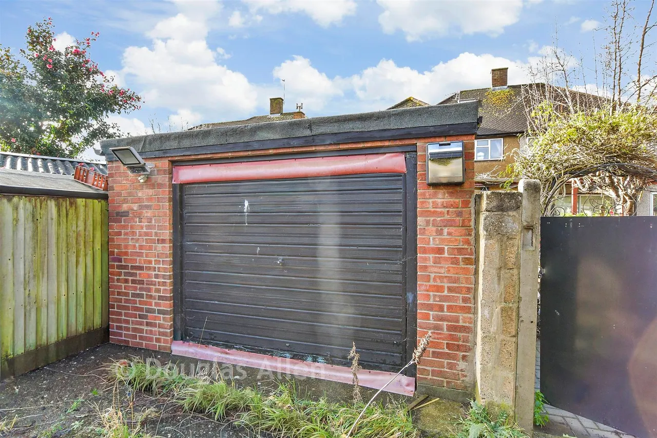 Chadwell Heath Lane, Chadwell Heath, RM6, photo 8