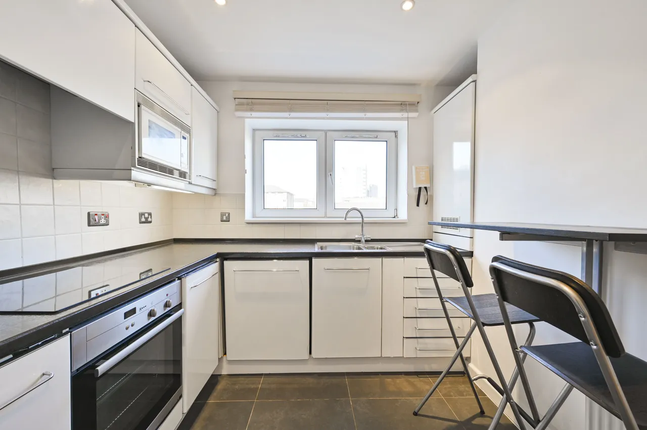 18 Swallow Court, Admiral Walk, London, photo 4