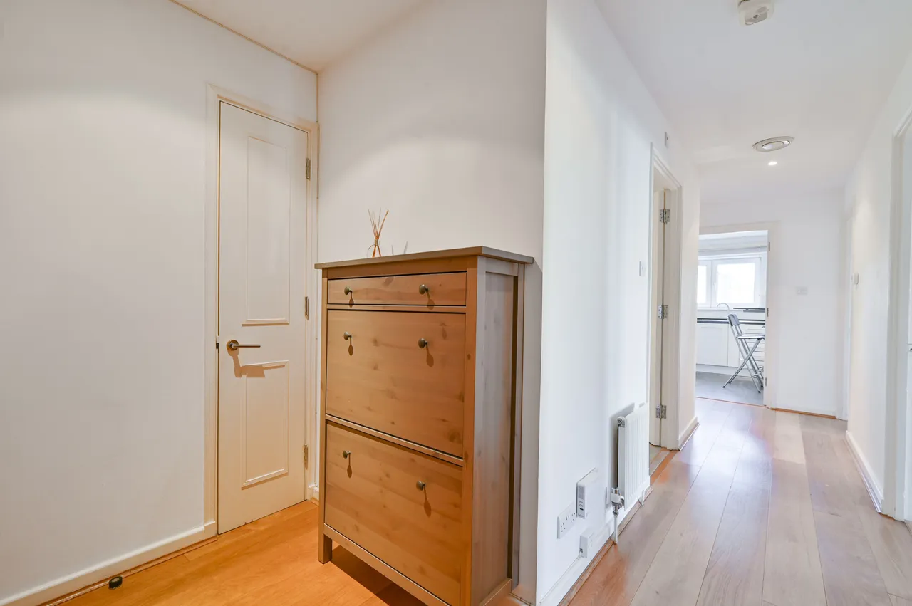 18 Swallow Court, Admiral Walk, London, photo 7