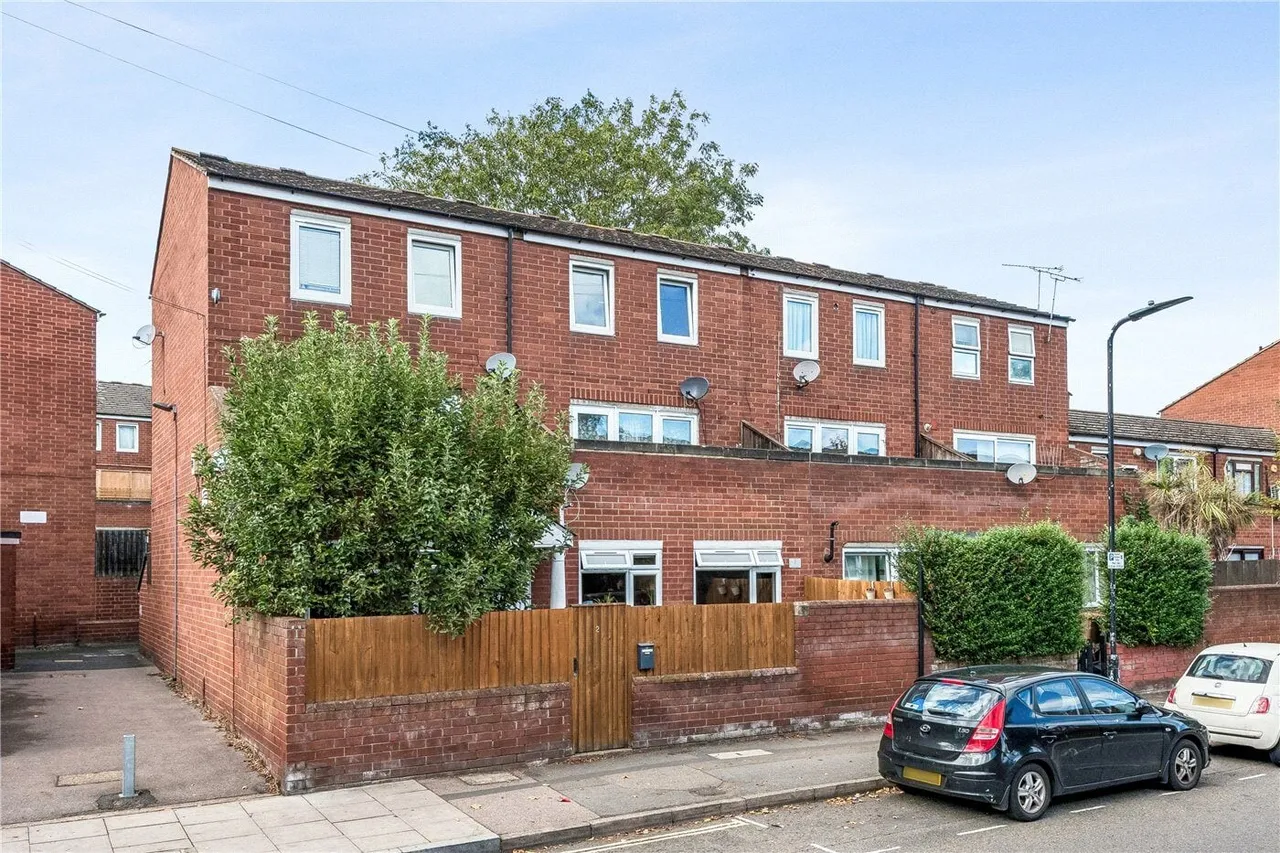 3 bed flat for sale, Halesworth Close, London, E5