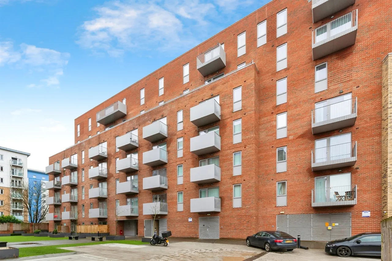 1 bed flat for sale, Petersfield Avenue, Slough, SL2
