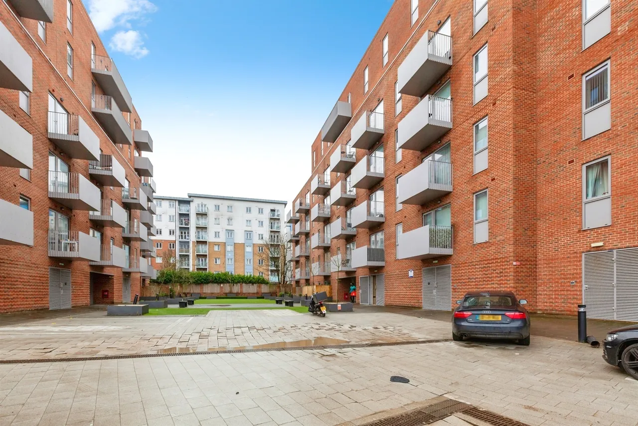 Petersfield Avenue, Slough, SL2, photo 12