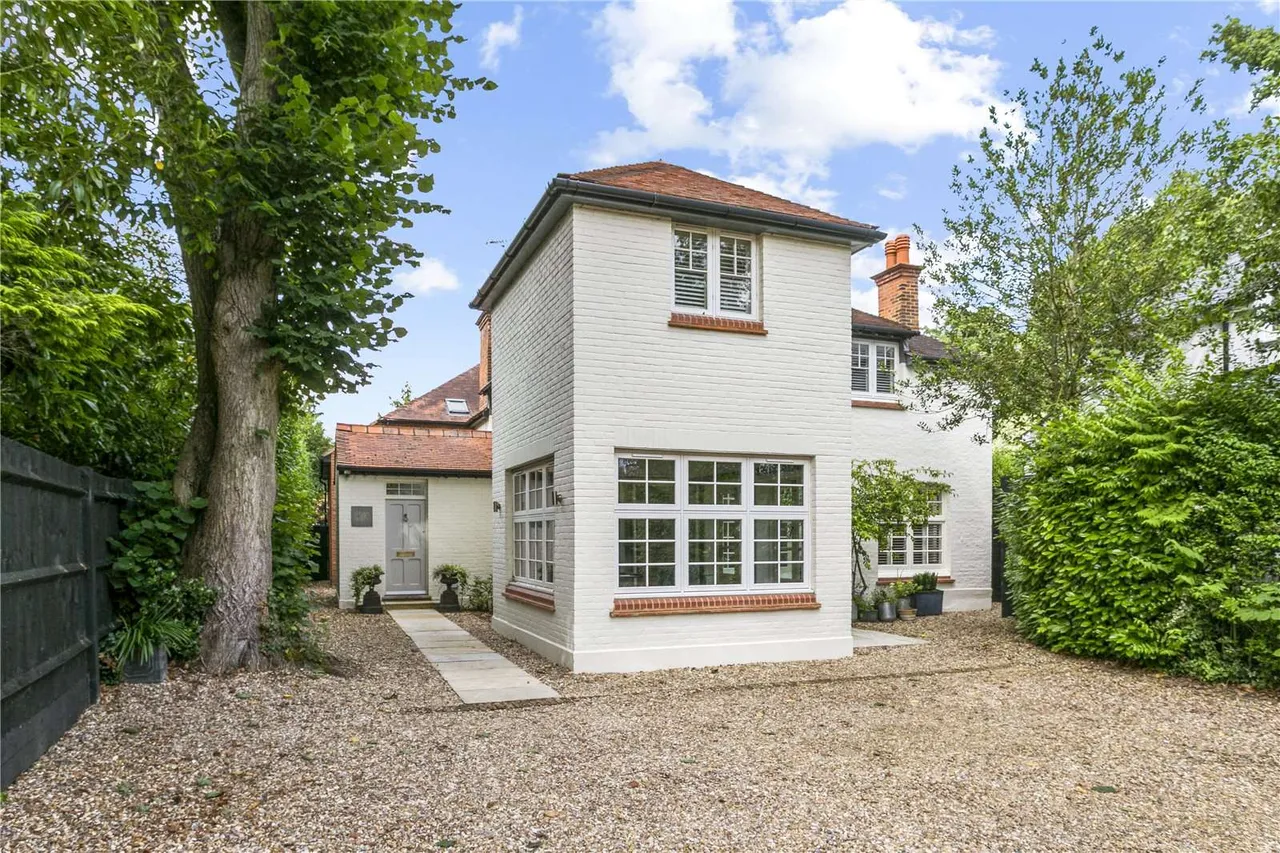 6 bed house to rent, Templewood Lane, Farnham Common, SL2