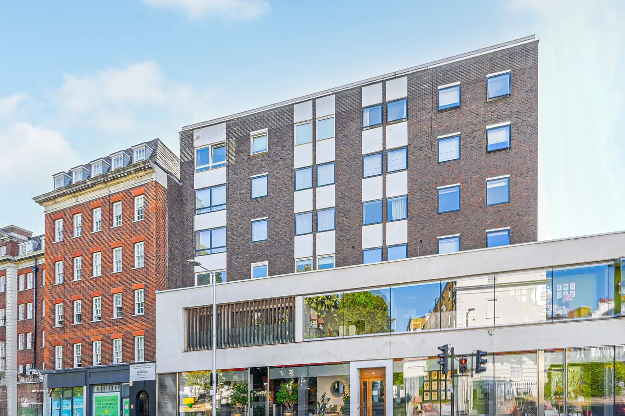 2 bed flat to rent — Flat 8, 161 Fulham Road, London