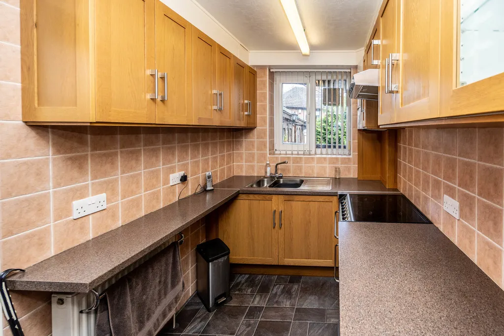Oaklands Drive, Huddersfield, photo 9