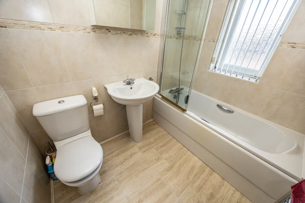 Oaklands Drive, Huddersfield, photo 13
