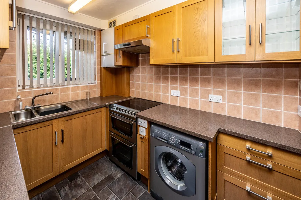Oaklands Drive, Huddersfield, photo 10