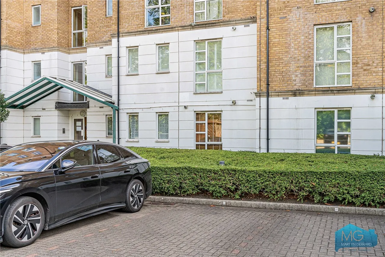 Sparkford Gardens, London, N11, photo 17