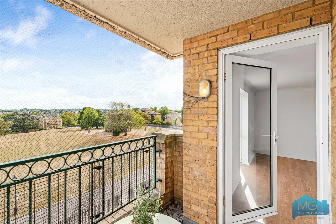 Sparkford Gardens, London, N11, photo 16