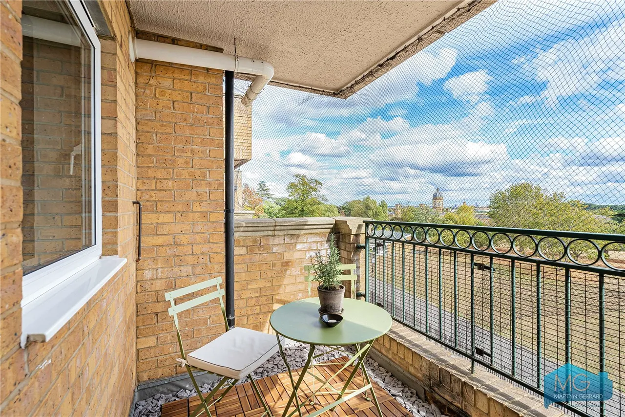 2 bed flat for sale, Sparkford Gardens, London, N11