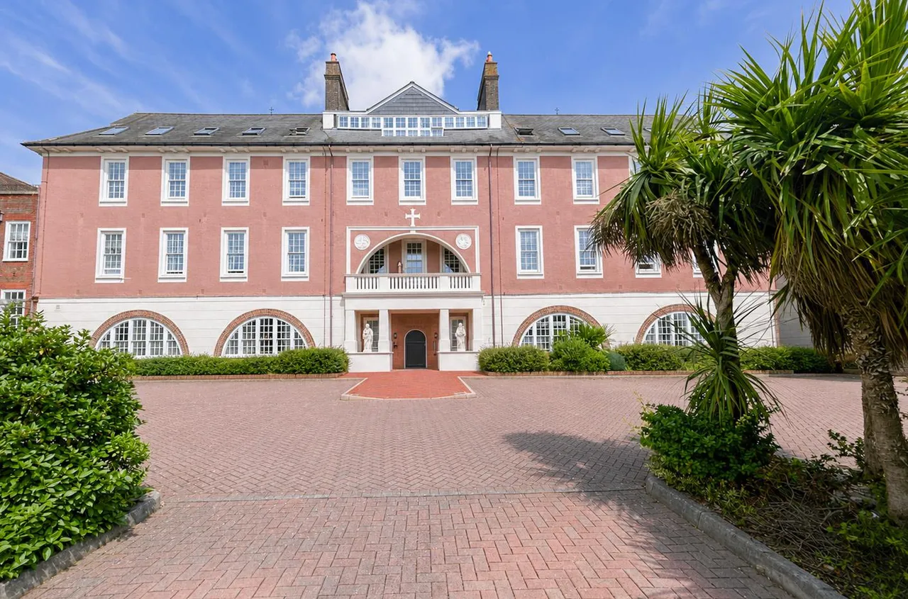 3 bed flat for sale — James Walk, Bexhill-On-Sea, TN40 2JZ