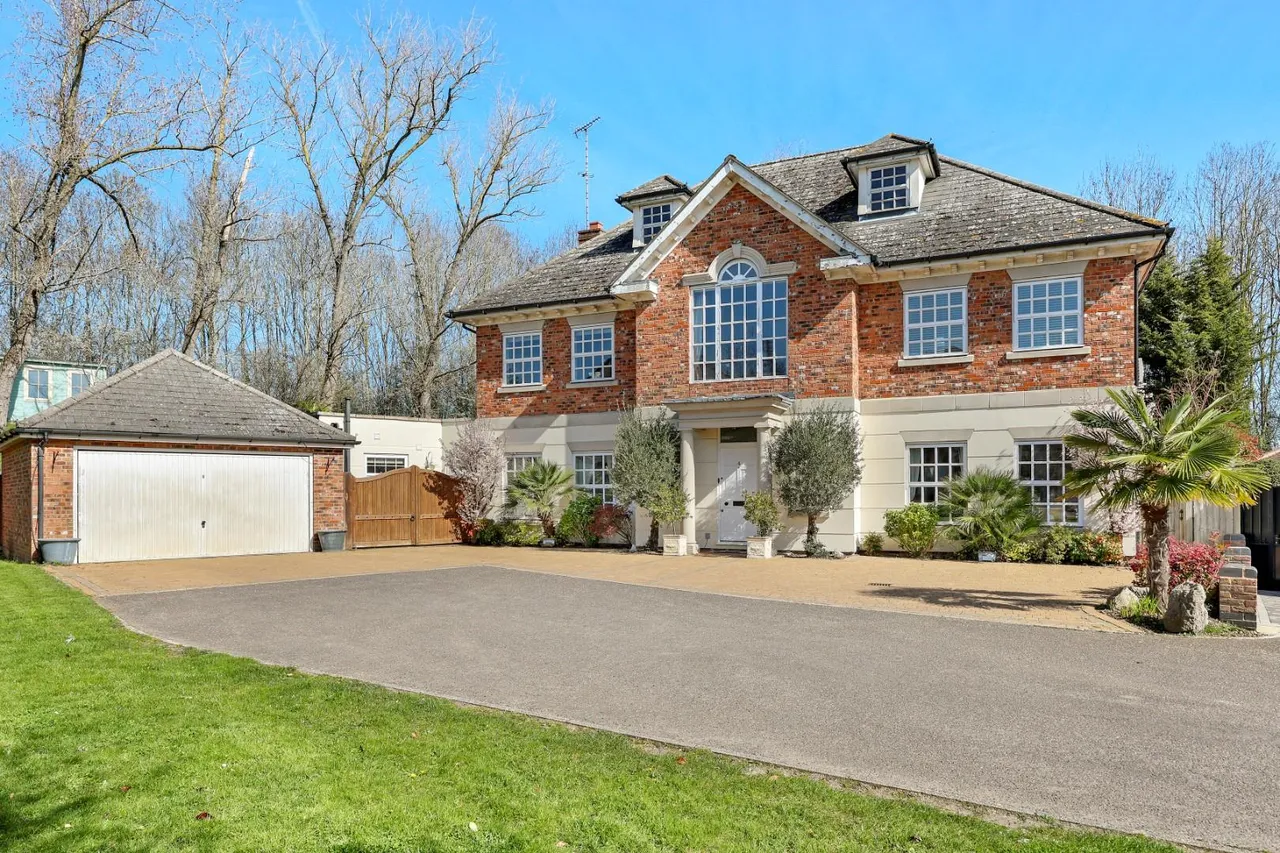 4 bed house for sale — Richmond Park, Loughton, IG10 4PQ