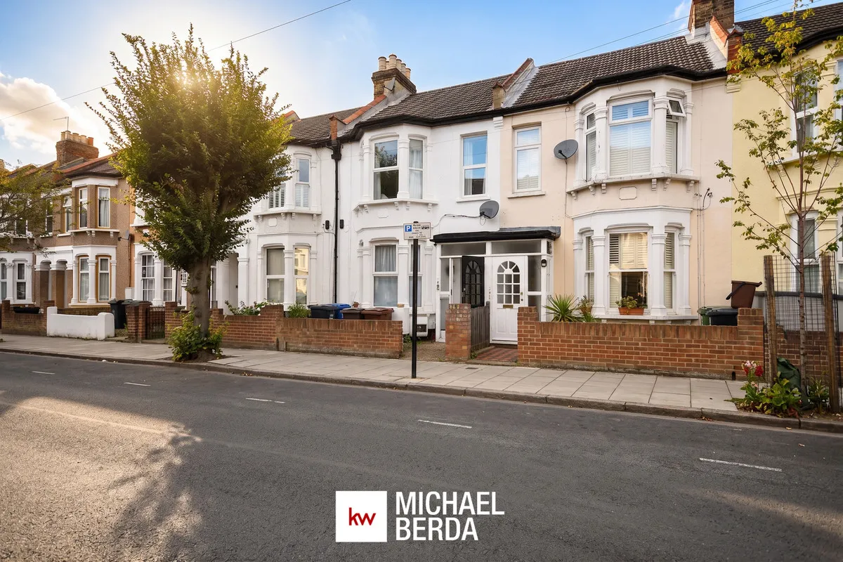 2 bed flat for sale, Claude Road, London, E10