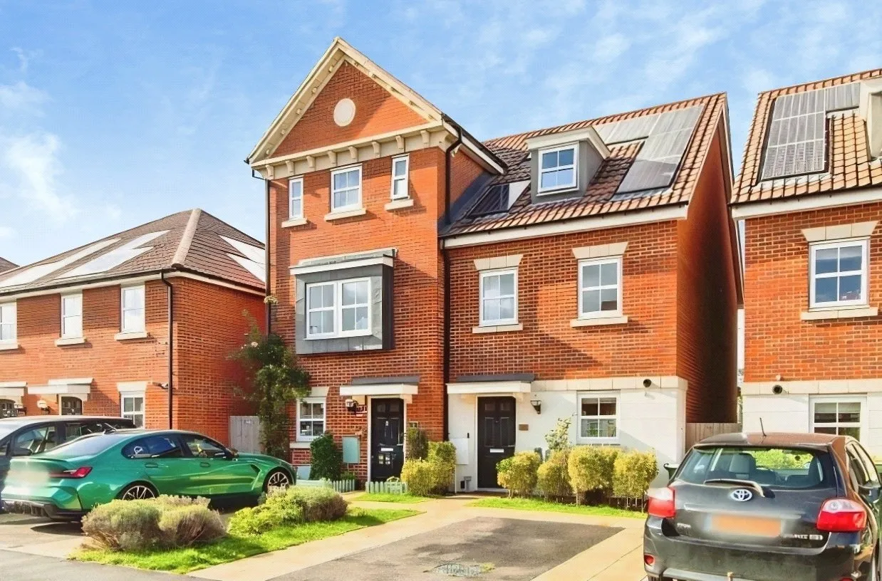 3 bed house for sale — Slade Green Road, DA8