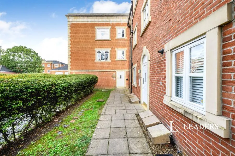 2 bed flat to rent, Talfourd Way, Redhill, RH1