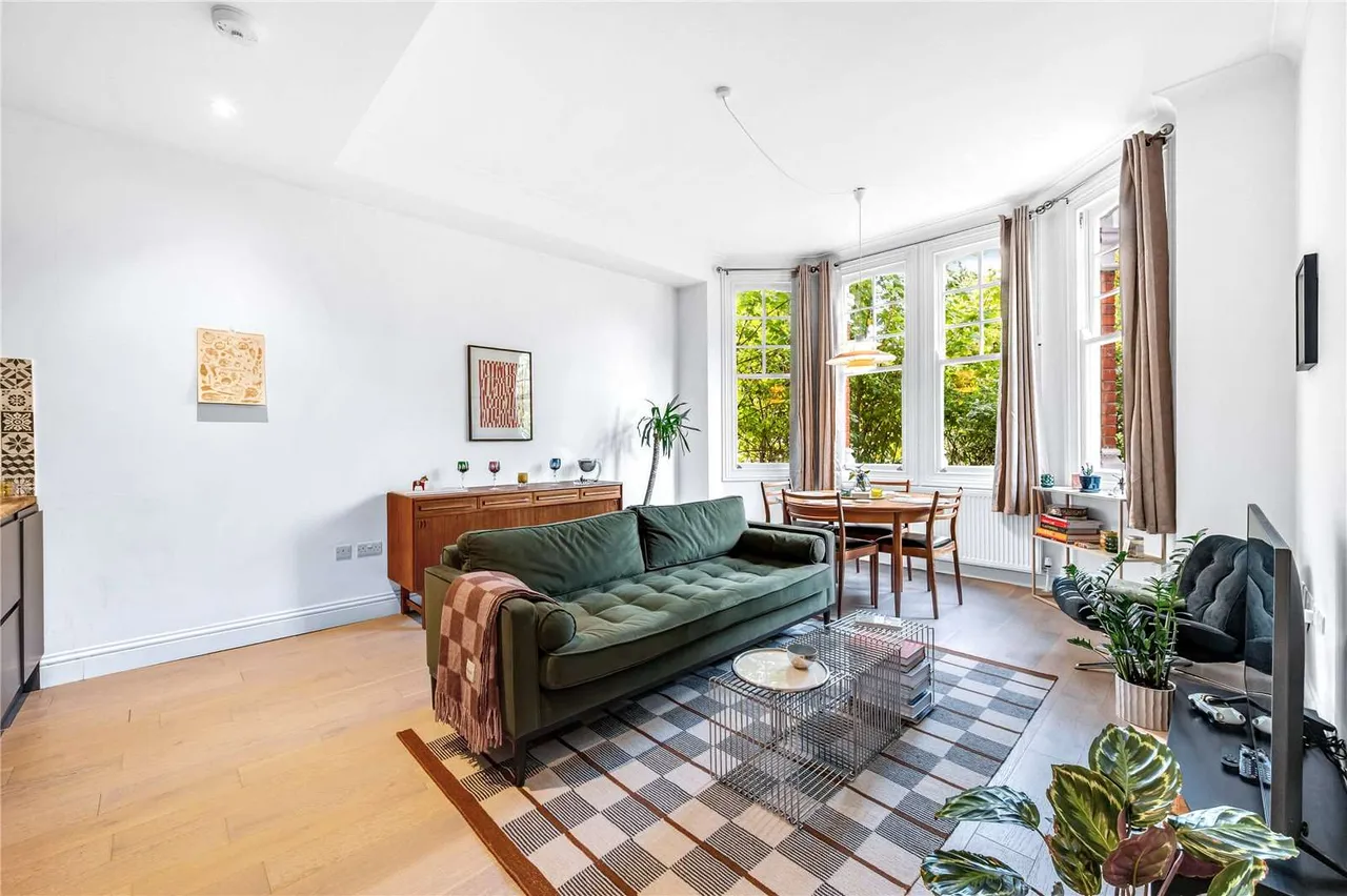 2 bed flat for sale — Granville Gardens, London, W5 3PA
