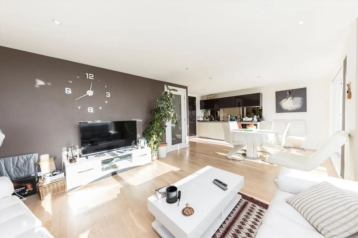 Pump House Crescent, TW8, photo 3
