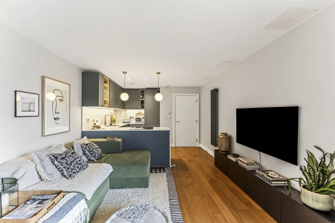 2 bed flat for sale — St. Georges Grove, London