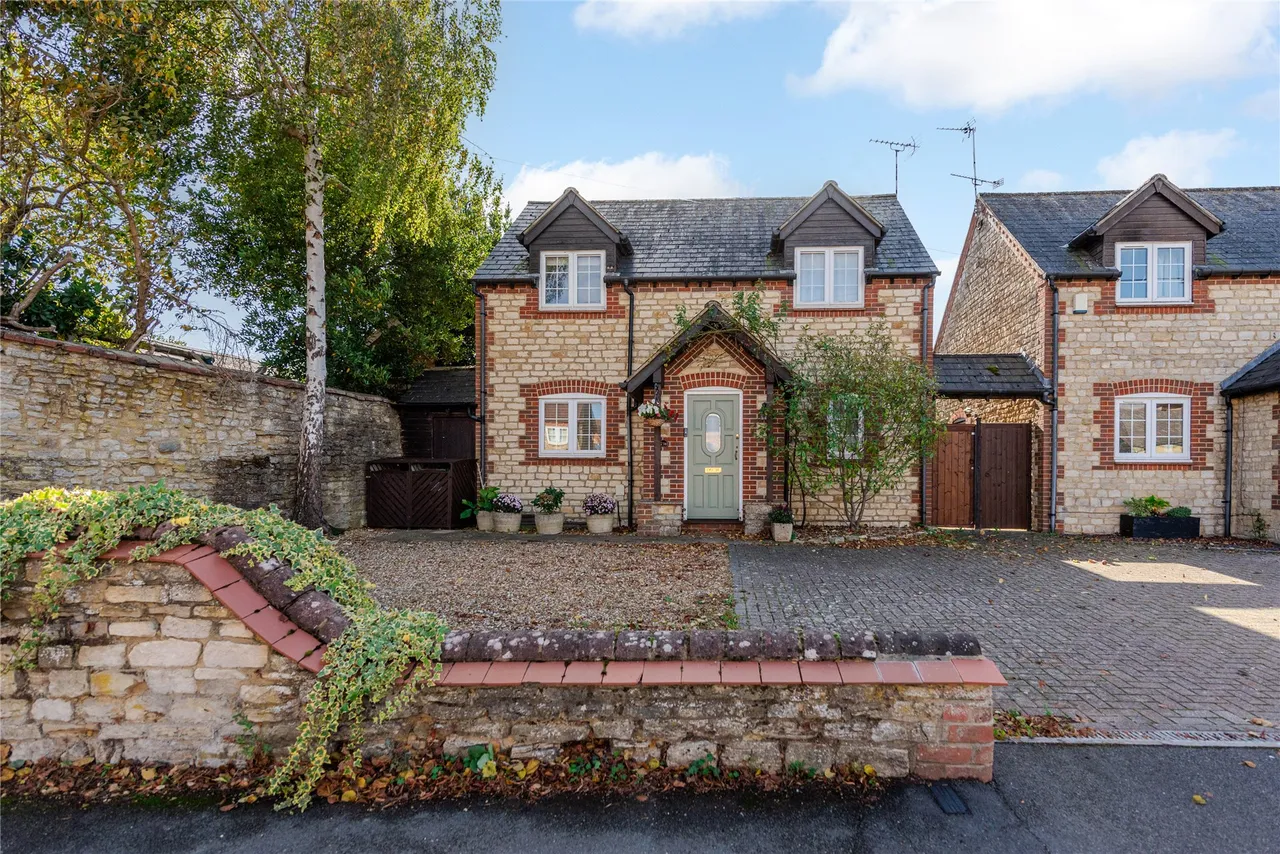 2 bed house for sale, High Street, Potterspury, NN12