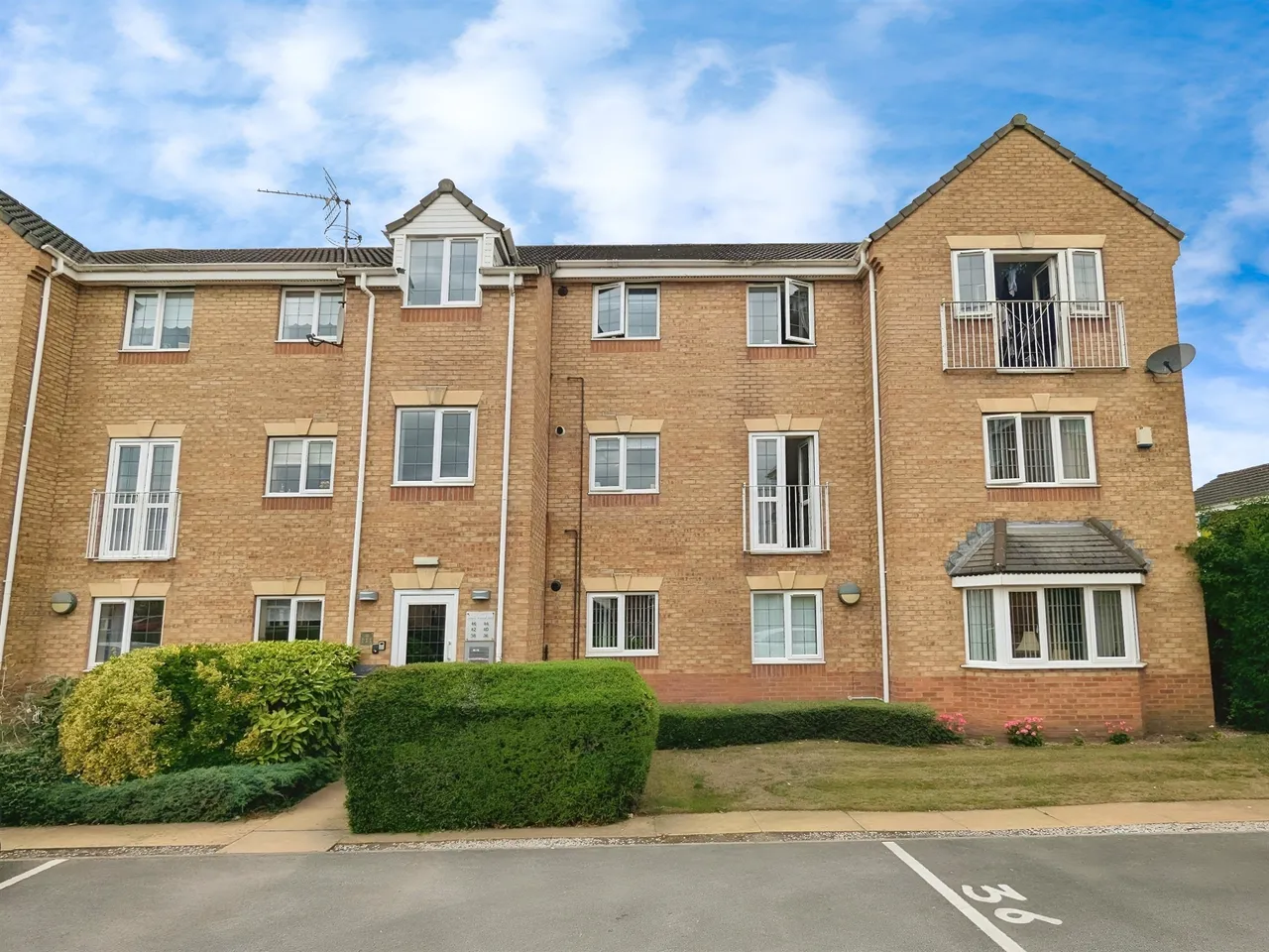2 bed flat for sale — Mill View Road, Beverley
