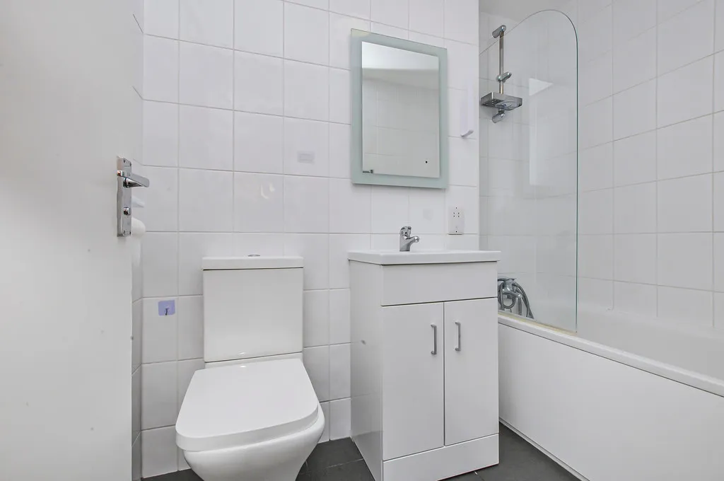 Apartment for sale in Colley House, Whitehall Road, UB8, photo 6