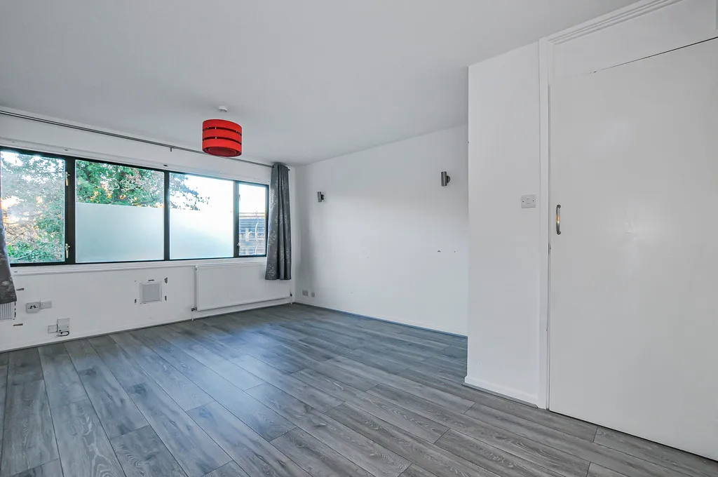Apartment for sale in Colley House, Whitehall Road, UB8, photo 4