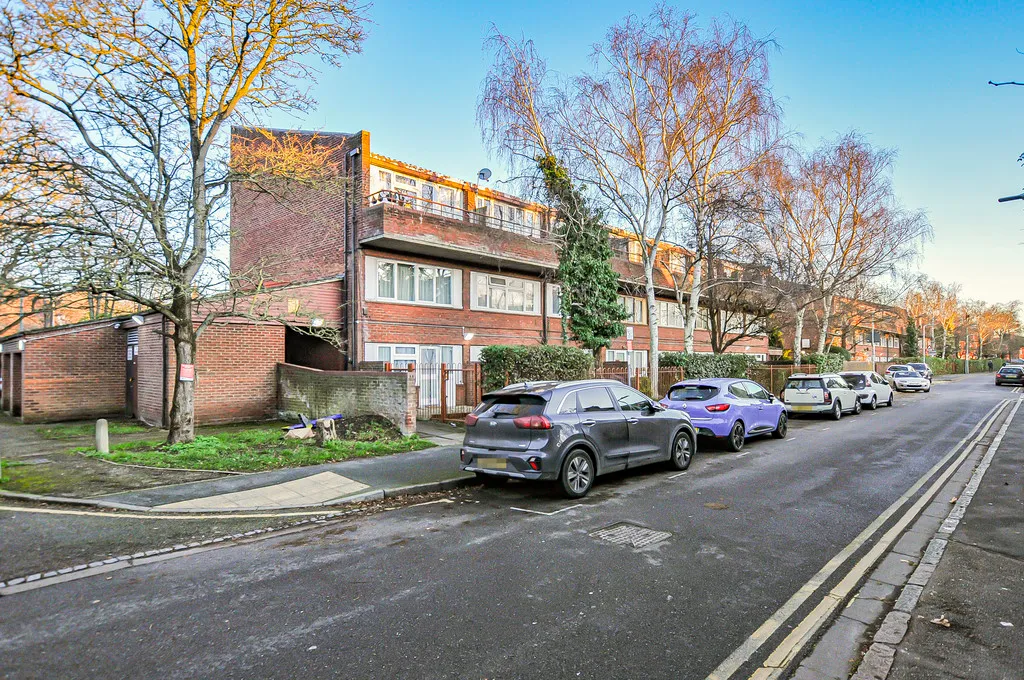 flat for sale — Apartment for sale in Colley House, Whitehall Road, UB8