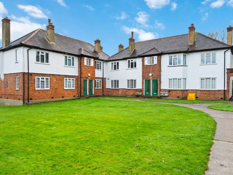 2 bed flat for sale — Alberta Avenue Cheam, Sutton SM1 2LQ