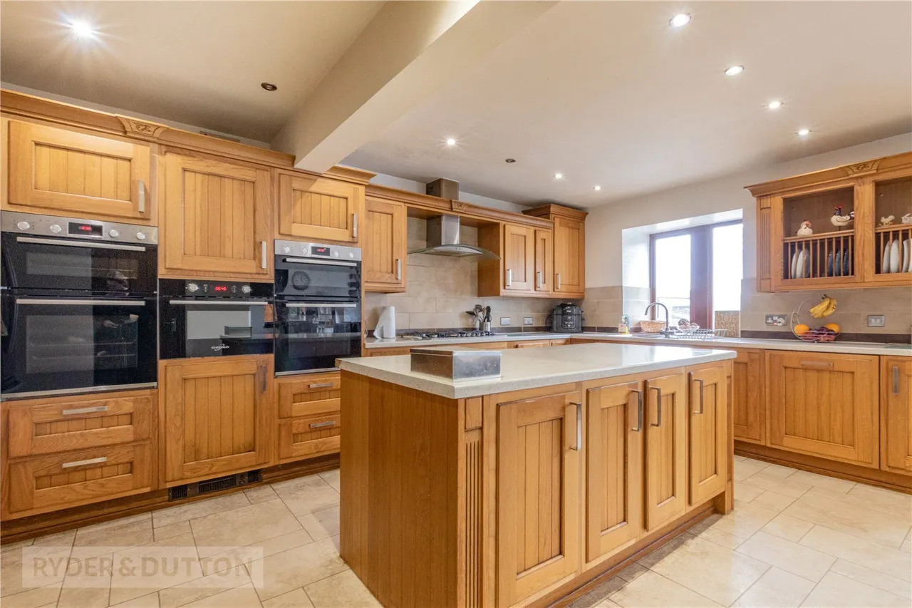 Oldham Road, Denshaw, OL3, photo 5