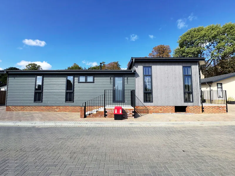 2 bed property for sale — Weybridge Park Estate Weybridge Road, Addlestone KT15 2RF